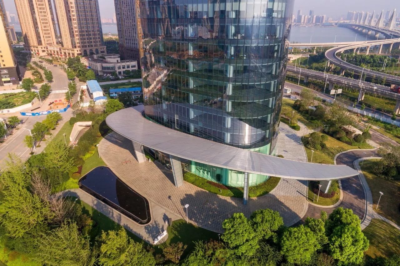 资阳新力中心塔楼直接落地，无裙房