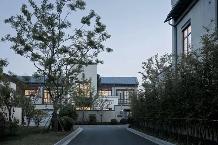 内侧构筑单体的院落普遍安设于构筑和路路之间以；に矫苄