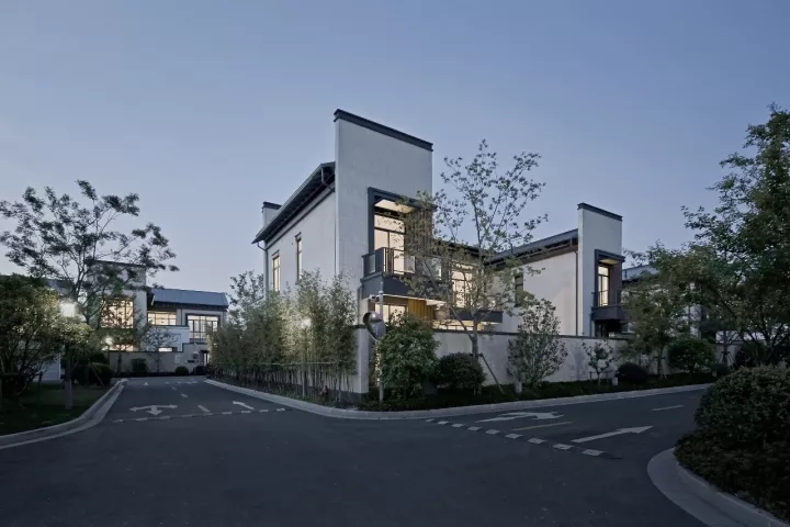 院内景观对公共区域可见，但并不滋扰使用者的私密需要