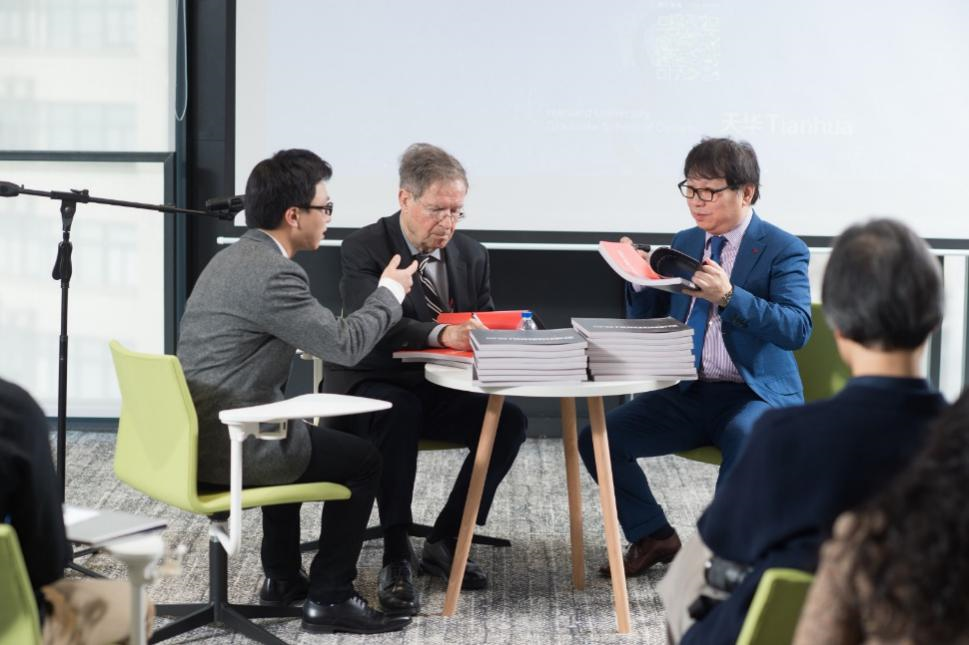哈佛布斯克茨教授、杨丁亮教员与博天堂918集团总构筑师黄向明现场书籍签发